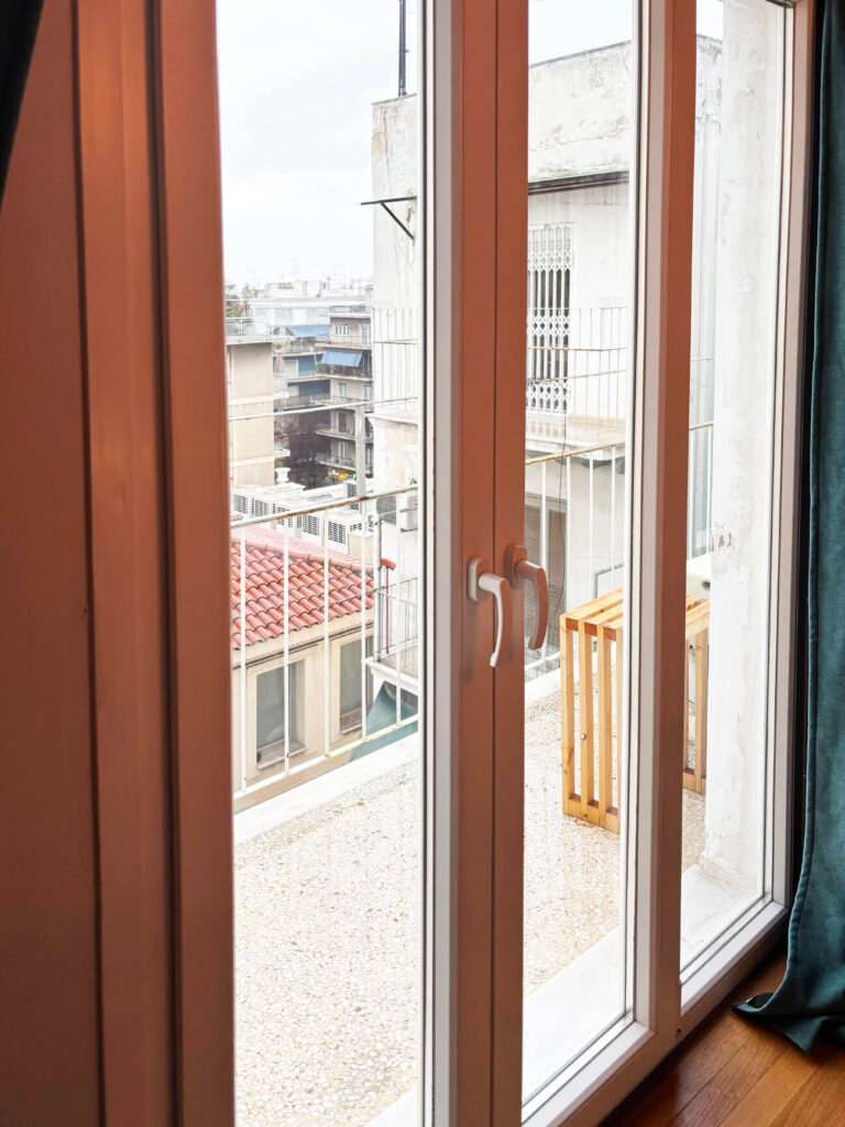 Τρίφυλλη ηχομονωτική μπαλκονόπορτα που μειώνει τον θόρυβο κατά 45 decibel. Gealan S 8000 IQ ανοιγόμενη με ανάκλιση.