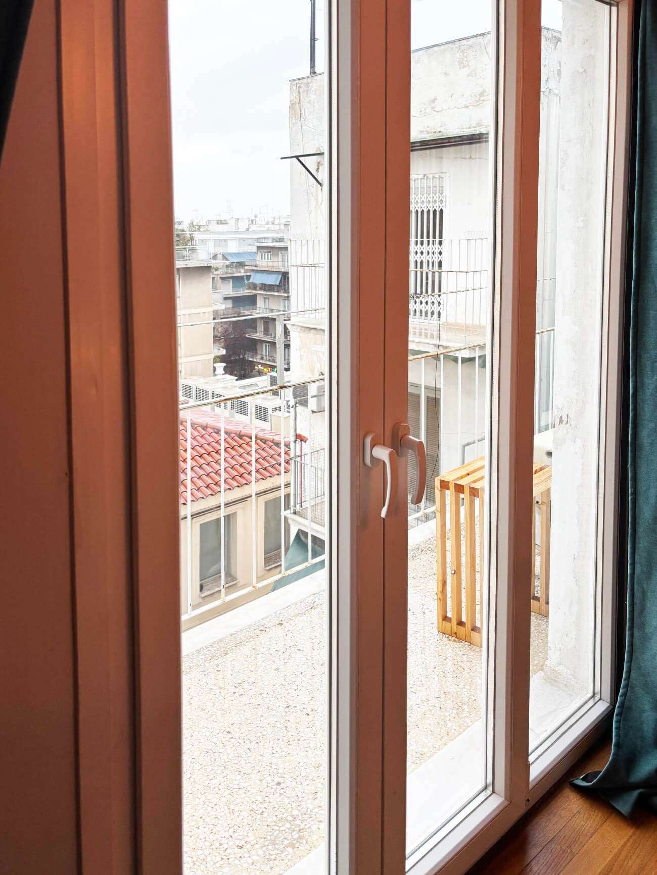 Τρίφυλλη ηχομονωτική μπαλκονόπορτα που μειώνει τον θόρυβο κατά 45 decibel. Gealan S 8000 IQ ανοιγόμενη με ανάκλιση.