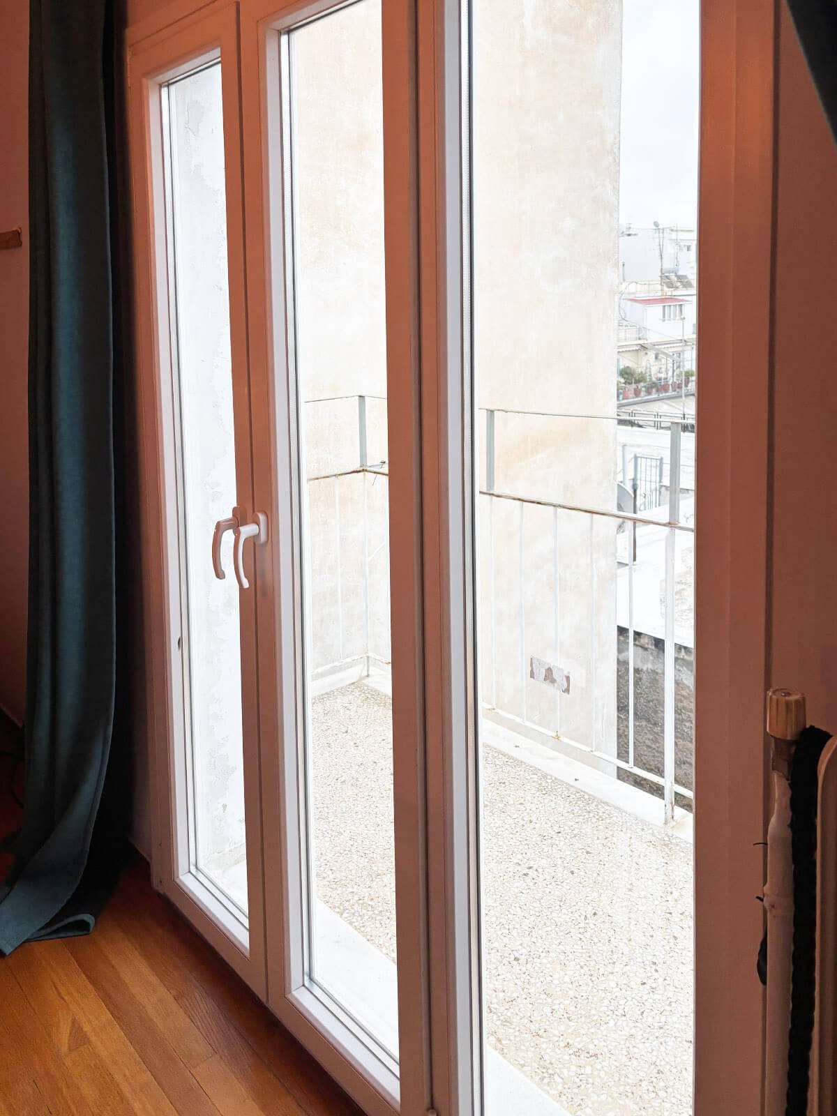 Τρίφυλλη ηχομονωτική μπαλκονόπορτα που μειώνει τον θόρυβο κατά 45 decibel. Gealan S 8000 IQ ανοιγόμενη με ανάκλιση.