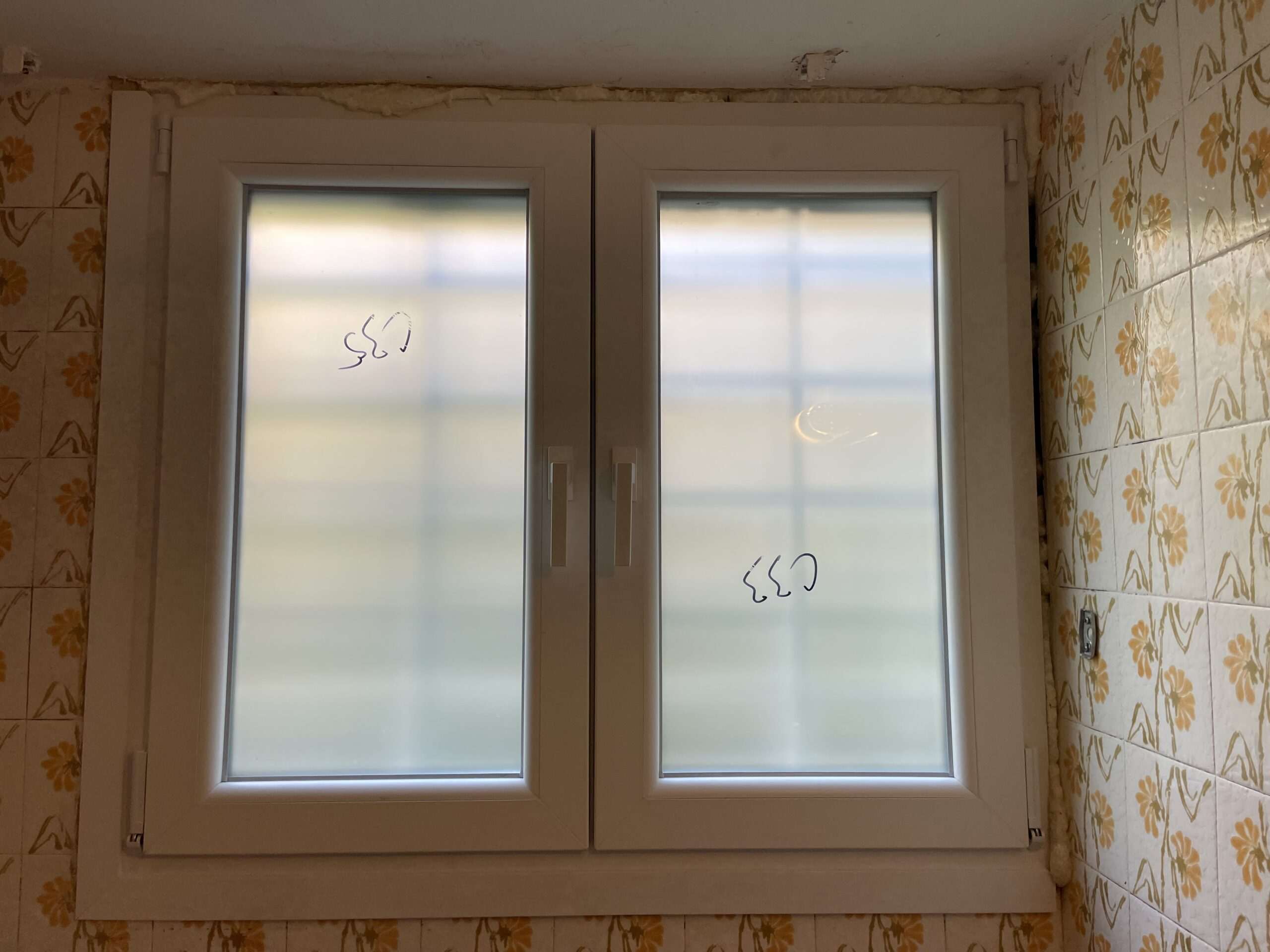 Αντικατάσταση παλαιού παραθύρου μπάνιου με νέο, σύγχρονο ενεργειακό κούφωμα